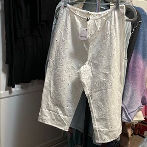 Free People NWT Ivory Eyelet Capri Leggings full bloom
